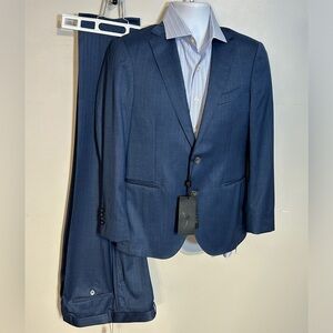 Lightweight wool and mulberry silk mens suit NWT